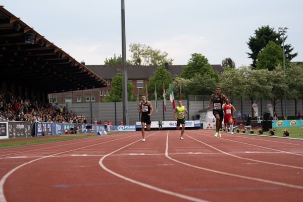 Malik Diakite (Hannover 96) vor Nils Laserich (TSV Bayer 04 Leverkusen), Simon Ehammer (SUI), Marcel Meyer (Hannover 96) beim 400m Lauf am 07.05.2022 beim Stadtwerke Ratingen Mehrkampf-Meeting 2022 in Ratingen